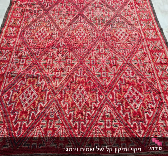 שטיח אדום עם דוגמאות גיאומטריות